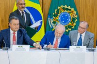 Com governadores, Lula assina decretos para destravar saneamento