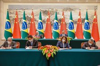 Lula e  Xi Jinping assinam acordos de cooperação entre Brasil e China em Pequim