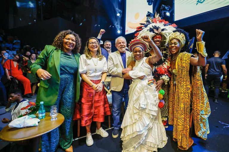 Margareth Menezes, Janja da Silva, Lula e artistas na Concha Acústica