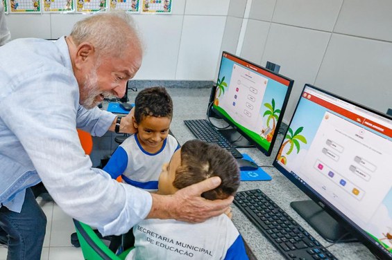 Lula visita creche construída com recursos federais