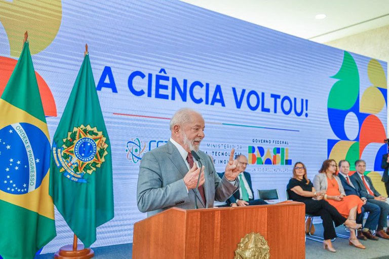 Presidente Lula discursa para comunidade científica