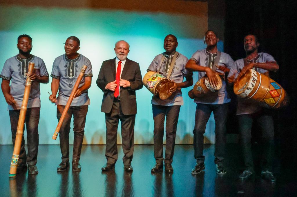 Lula homenageia diplomata responsável pelo reconhecimento da