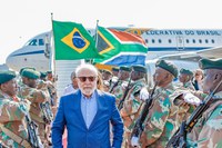 Na África do Sul, Lula participa de fórum econômico e encontro de líderes do BRICS nesta terça-feira