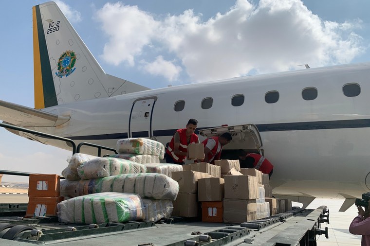 Desembarque da ajuda humanitária no Egito