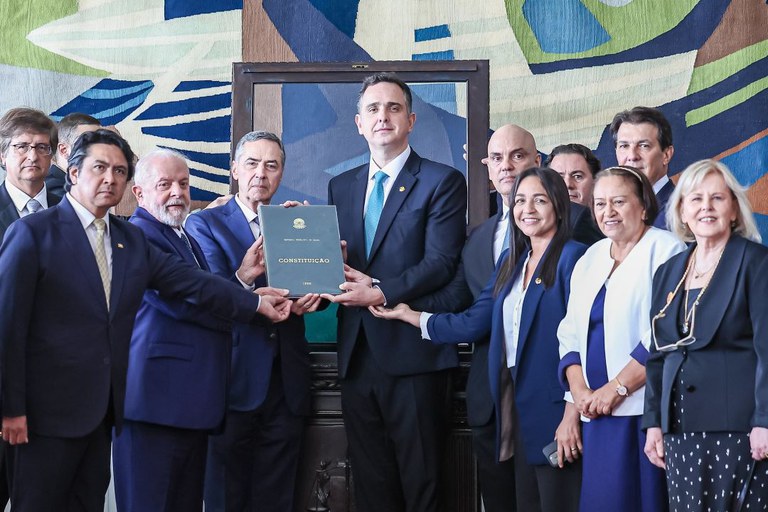 Democracia Inabalada.jpg