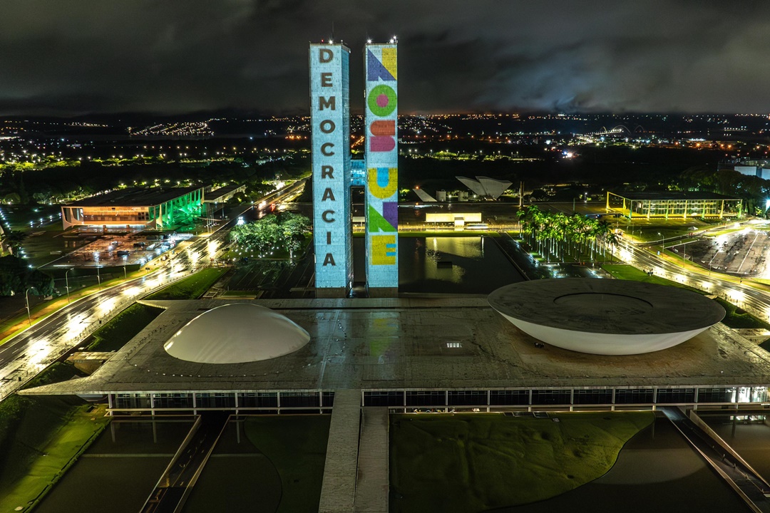 Projeção da frase 'Democracia nos une' nas torres do Congresso Nacional. Foto: Audiovisual / PR