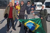 Família palestino-brasileira resgatada de Gaza volta ao Brasil neste sábado