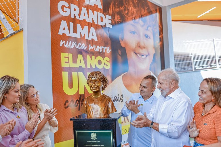 Lula inaugura escola.jpg