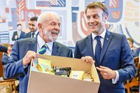 Lula presenteia Macron com caixa de iguarias nacionais e queijos premiados mundialmente