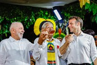 Recebido pelo presidente Lula no Pará, Emmanuel Macron homenageia cacique Raoni e anuncia Apelo de Belém