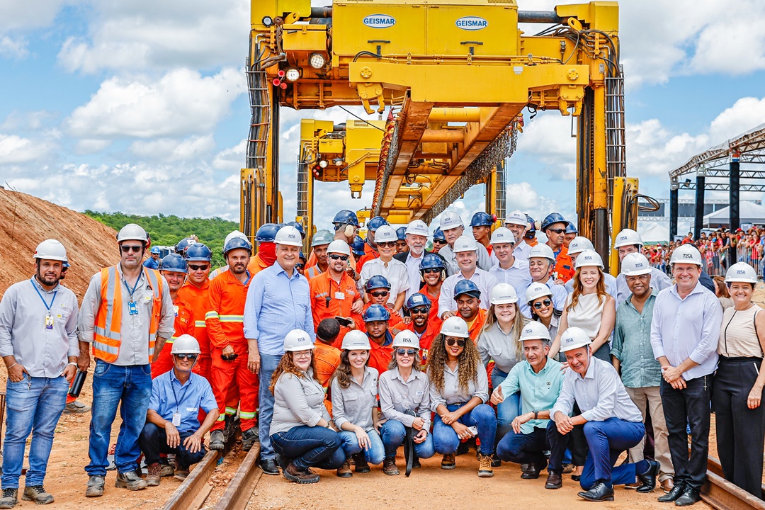 No Ceará, presidente assinou ordem de serviço do Ramal do Salgado, de transposição do Rio São Francisco, e visitou obras da ferrovia que liga o sertão do Piauí ao porto de Pecém