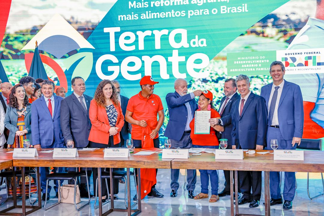 Lula assinou decreto que estabelece nova estratégia para agilizar a reforma agrária. Orçamento previsto para 2024 é de R$ 520 milhões, para beneficiar 73 mil famílias