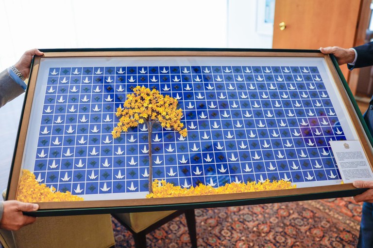 Lula presenteia Fumio Kishida com quadro de origami de artista brasileira