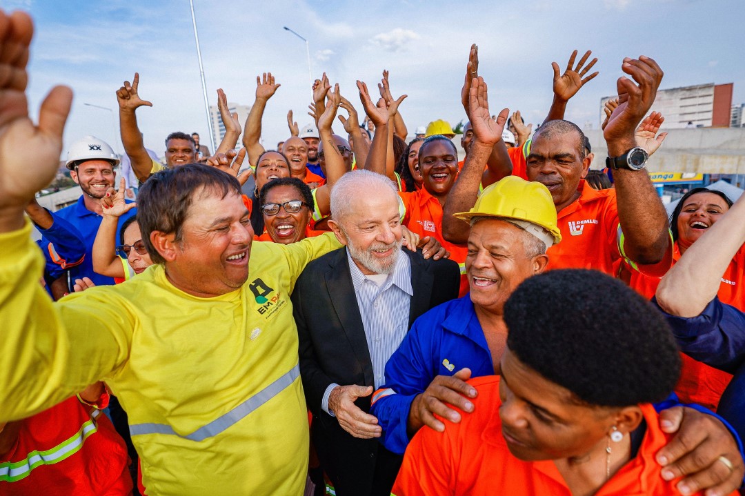 Presidente Lula e trabalhadores envolvidos na obra