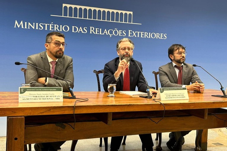 Birefing Itamaraty.jpg