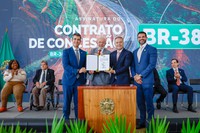 Presidente celebra assinatura de contrato da BR-381: “Estrada da vida"