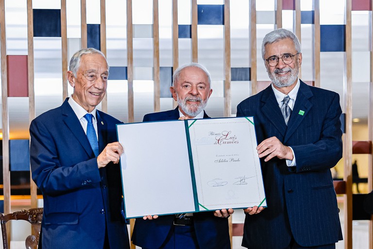 “Obra de Adélia Prado é janela para o coração de todos”, diz Lula na entrega do Prêmio Camões à escritora mineira