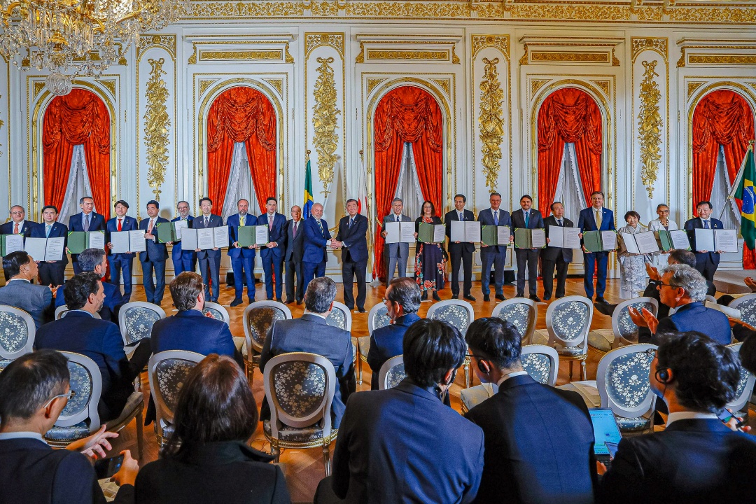 Presidente brasileiro e primeiro-ministro japonês estreitam relações comerciais e econômicas e delegações assinam dez acordos e 80 instrumentos de cooperação