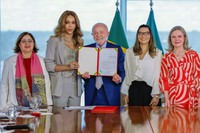 Presidente sanciona lei que proíbe discriminação em bolsas acadêmicas por motivo de gestação ou adoção