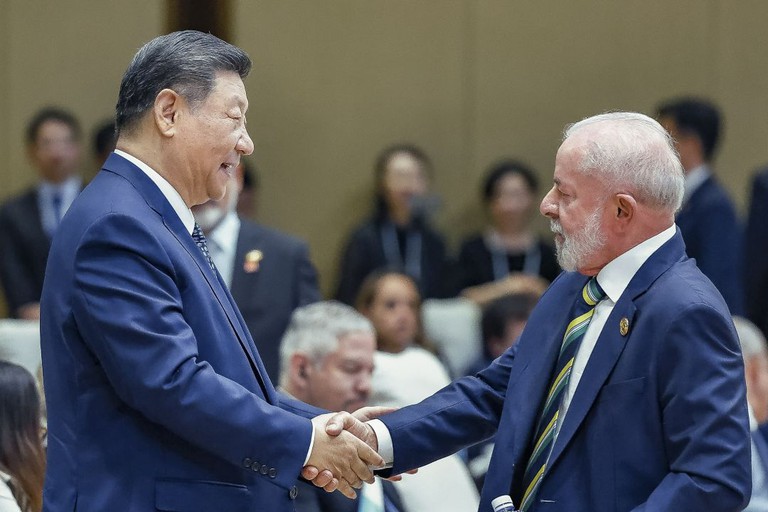 Presidente Lula cumprimenta o presidente Xi Jinping