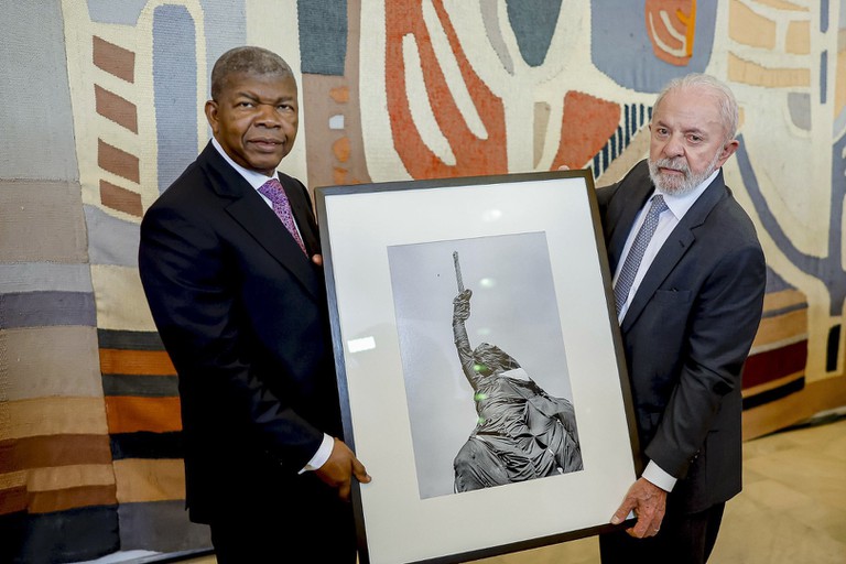 Presidente Lula entrega obra de Sebastião Salgado ao presidente de Angola
