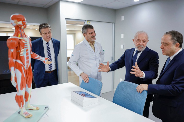 Presidente Lula visita os laboratórios da Faculdade Sírio-Libanês