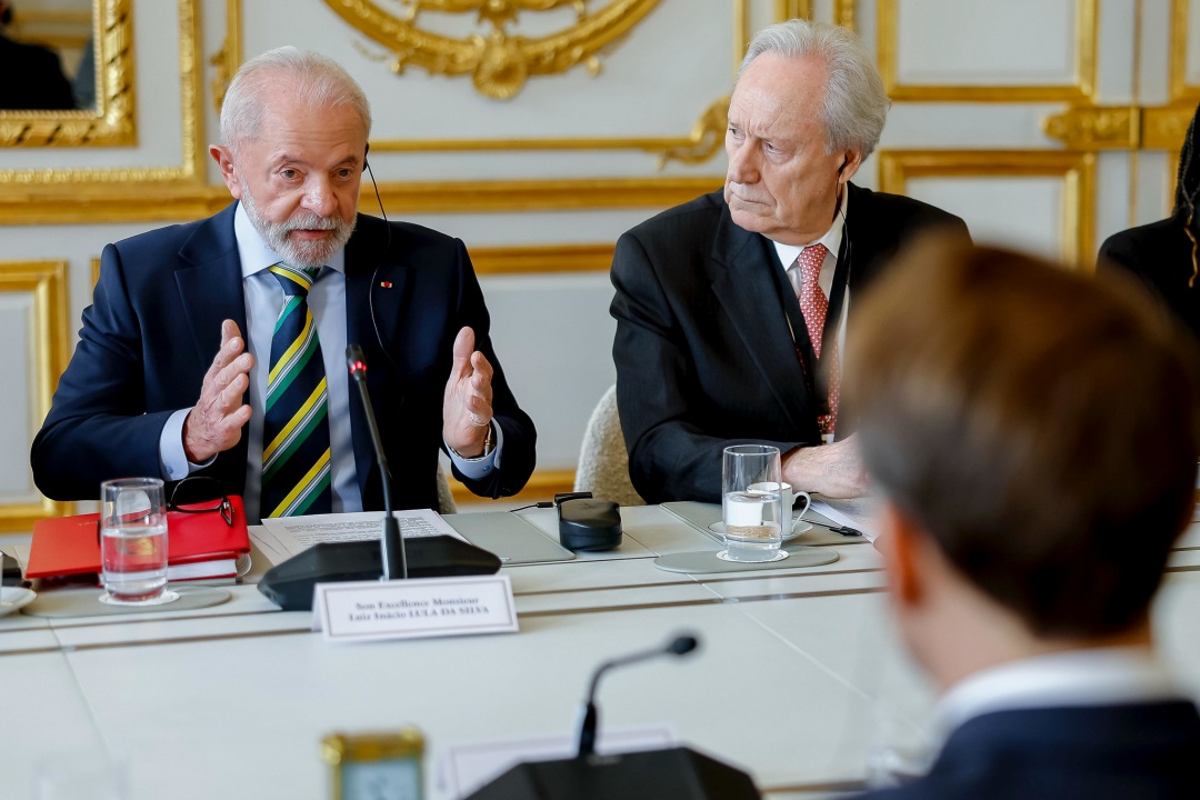 Lula e Macron falam à imprensa.jpg