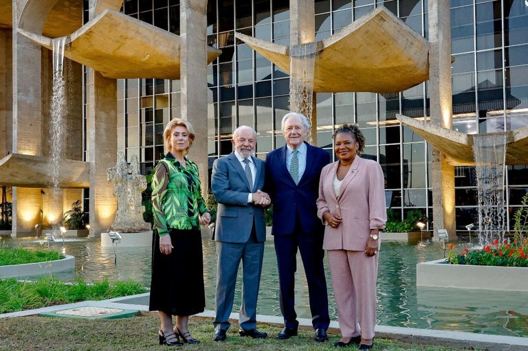 Lula inaugura escultura de Burle Marx no Palácio da Justiça