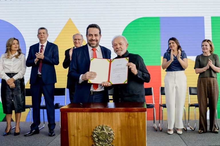 Lula assina termo de posse do novo ministro da Secretaria-Geral da Presidência da República, Guilherme Boulos