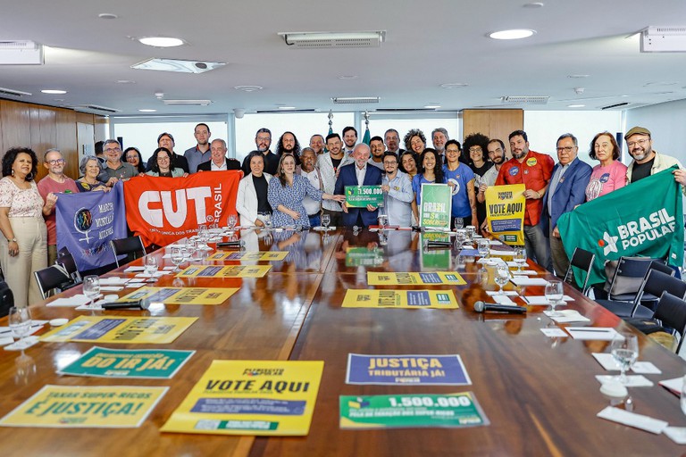 Lula em reunião com movimentos sociais.jpg