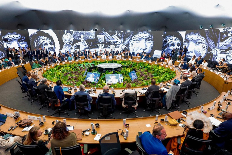 “É hora de transformar ambição em ação”, diz Lula em mesa redonda na Cúpula de Líderes da COP30