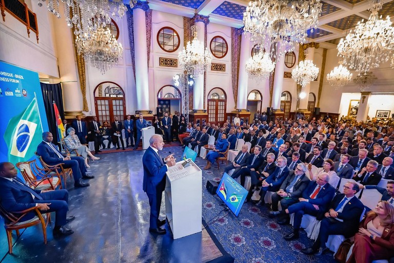 Lula encontro empresarial Moçambique.jpg