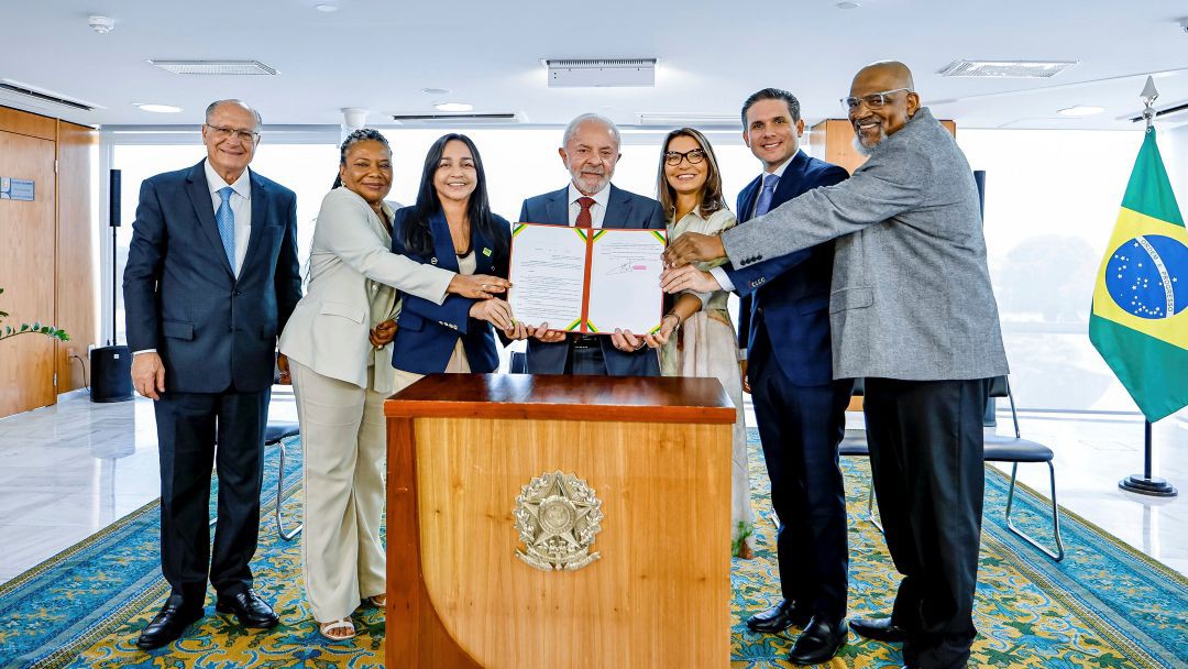 Evento no Palácio do Planalto, nesta terça-feira (23), marcou a assinatura do documento. A ministra da Cultura, Margareth Menezes, ressaltou que iniciativa garante dever constitucional de garantir a todos e a todas o pleno exercício dos direitos culturais