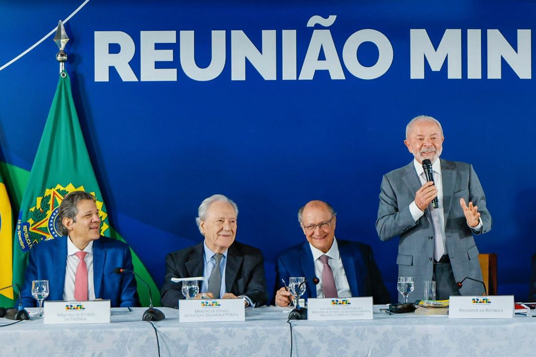 Durante reunião ministerial, ministro da Fazenda ressaltou avanços do país e celebrou taxas recordes de desemprego e menor inflação quadrianual da história do Brasil