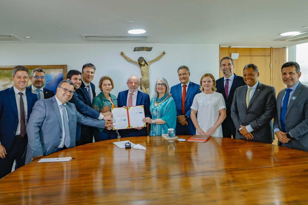 Assinada nesta quarta (21), medida provisória prevê atualização do piso acima da inflação do ano anterior. Valor passará de R$ 4.867,77 para R$ 5.130,63 em 2026, aumento de 5,4% em comparação com 2025