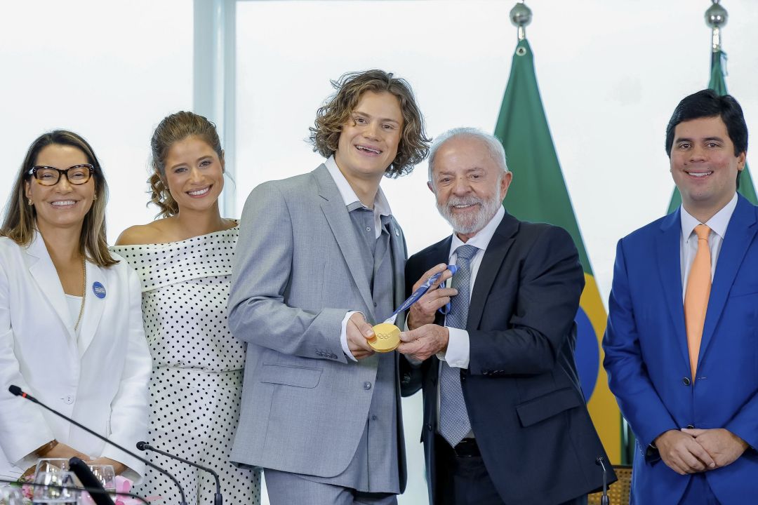 Medalhista de ouro nos Jogos Olímpicos de Inverno de Milão-Cortina 2026 foi recebido no Palácio do Planalto. Encontro foi marcado pela assinatura de decreto que fortalece a Lei de Incentivo ao Esporte