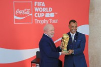 Presidente defende a valorização do futebol feminino durante cerimônia do Tour da Taça da Copa do Mundo
