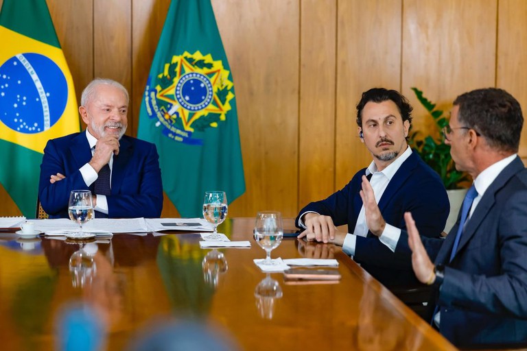 “A democracia tem um valor inestimável e significa garantir melhoria na qualidade de vida das pessoas”, diz Lula