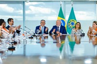 “Único país do mundo em que a mulher vai ter um acompanhamento pleno”, diz Lula durante sanção da lei das doulas