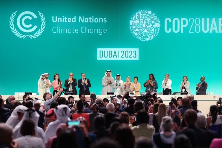 COP28 aprova transição para combustíveis fósseis