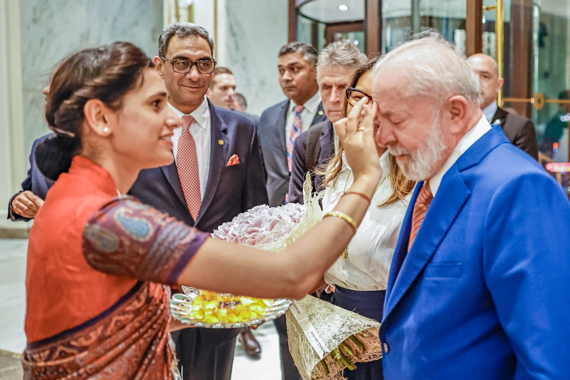 Recepção ao presidente Lula e comitiva, na chegada a Nova Delhi (Índia), no Aeroporto Internacional Indira Gandhi