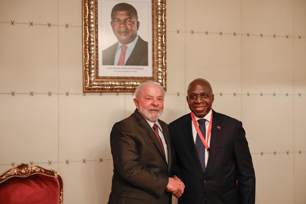 Presidente Lula recebe cumprimentos do ministro das Relações Exteriores de Angola, Téte António
