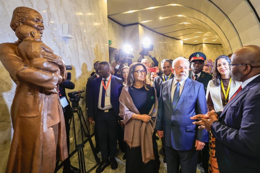 Cerimônia oficial em Luanda (Angola)