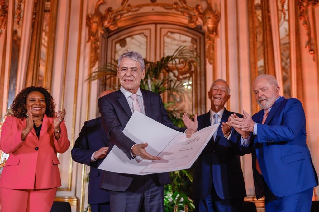 Lula assina e entrega diploma do Prêmio Camões a Chico Buarque