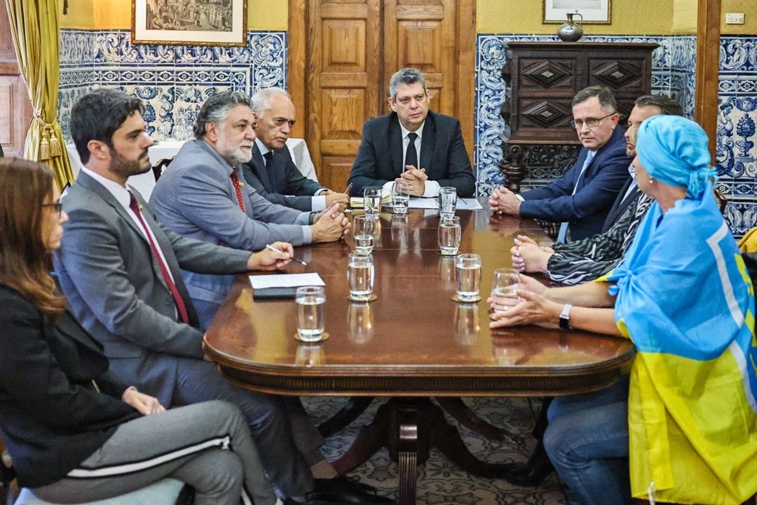Ministro Márcio Macêdo recebe carta de comunidade ucraniana em Portugal para Lula