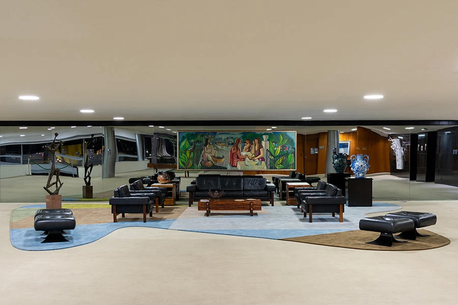 Ambientação do 3º andar do Palácio do Planalto. Terceiro ambiente, com escultura Bruno Giorgi, pintura Di Cavalcanti e móveis modernistas..