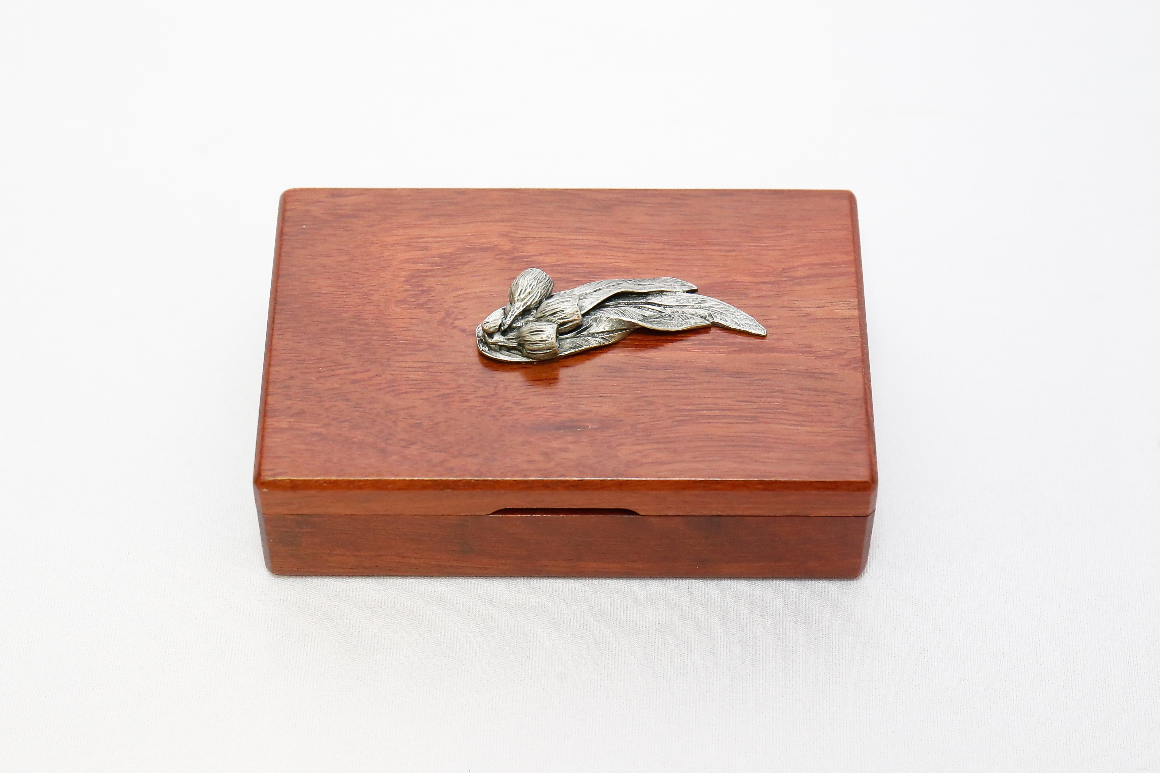 Porta-cartões em madeira (Eucalyptus marginata) de tom médio, denominada 'JARRAH'