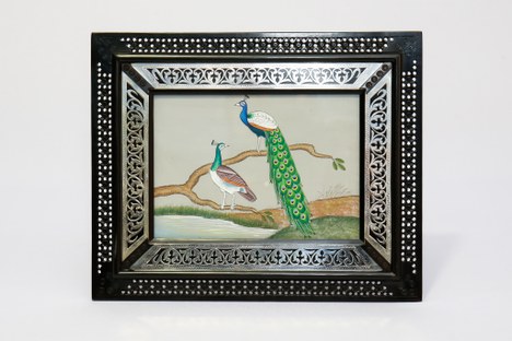 Porta-retrato, confeccionado em madeira escura, trabalhado com a técnica 'jali' 