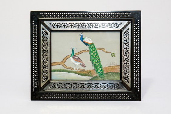 Porta-retrato, confeccionado em madeira escura, trabalhado com a técnica 'jali' 