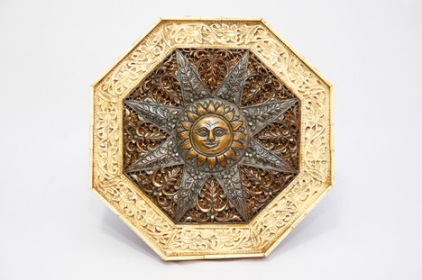 Quadro de formato oitavado, com suporte em madeira, revestido em placas de osso de camelo